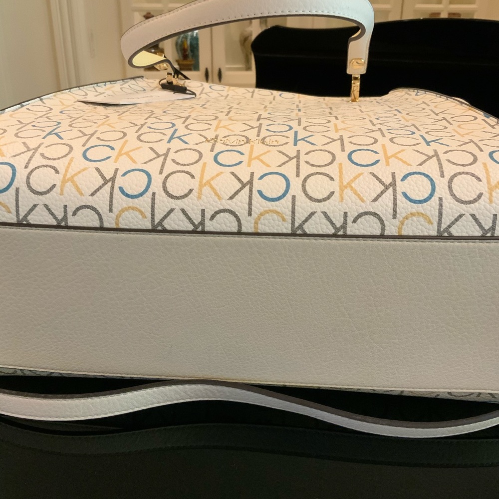 Calvin Klein Large Monogram Purse w shoulder strap & satchel handles - Picture 5 of 6